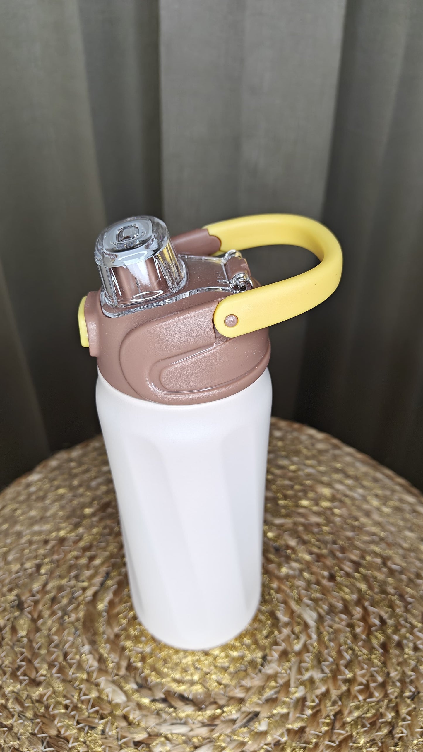 Insulated 700ML Sipper Bottle with Handle – Leakproof & Easy to Carry